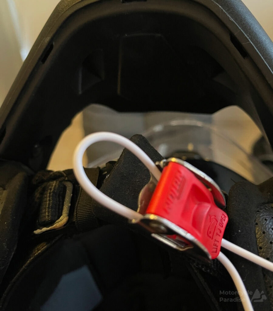 Locking a ratchet type helmet Motorcycle Paradise